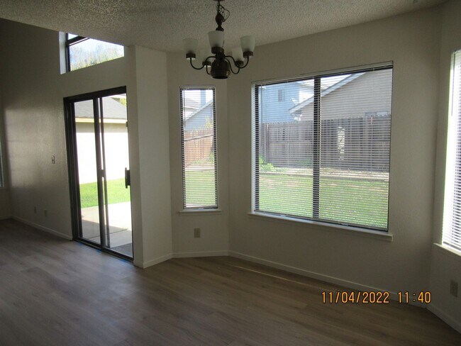 Foto del edificio - 1220 Iris Ct