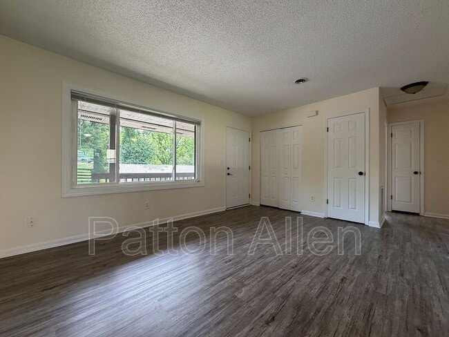 Building Photo - 28 Dawnwood Cir