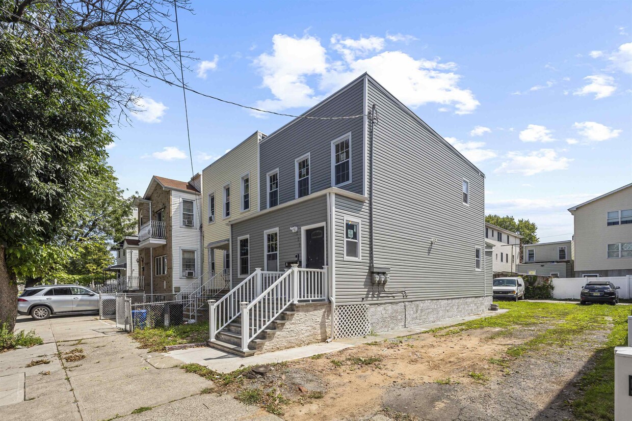 Primary Photo - 222 Olean Ave