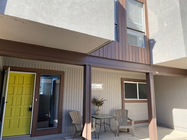 Foto del edificio - Beautifully Remodeled 3 bedroom Townhome in the Pinery.