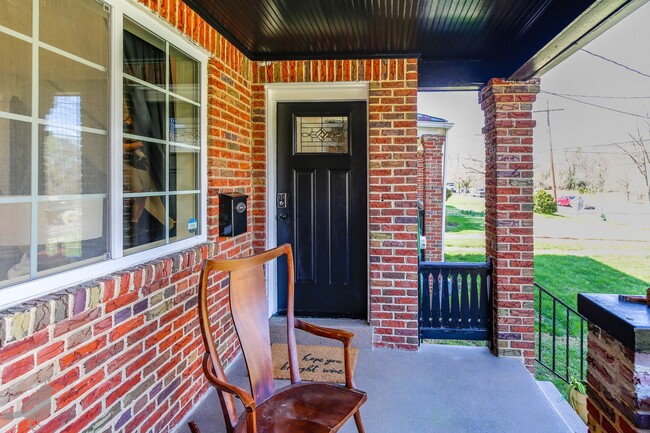 Building Photo - One of a Kind Row Home in Fort Dupont Park!