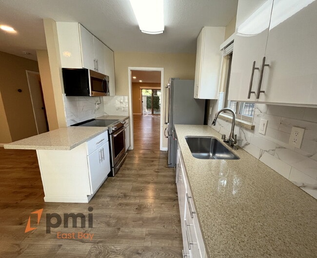 Foto del edificio - Stylish 2-Bedroom Townhouse in Prime Walnu...