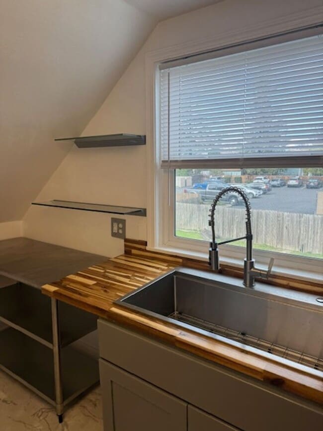 Building Photo - RENOVATED UPSTAIRS 2 BEDROOM HOME- FULL PRIVATE UPPER LEVEL