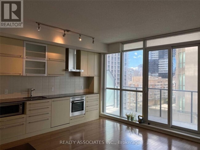 Building Photo - 770 Bay St.