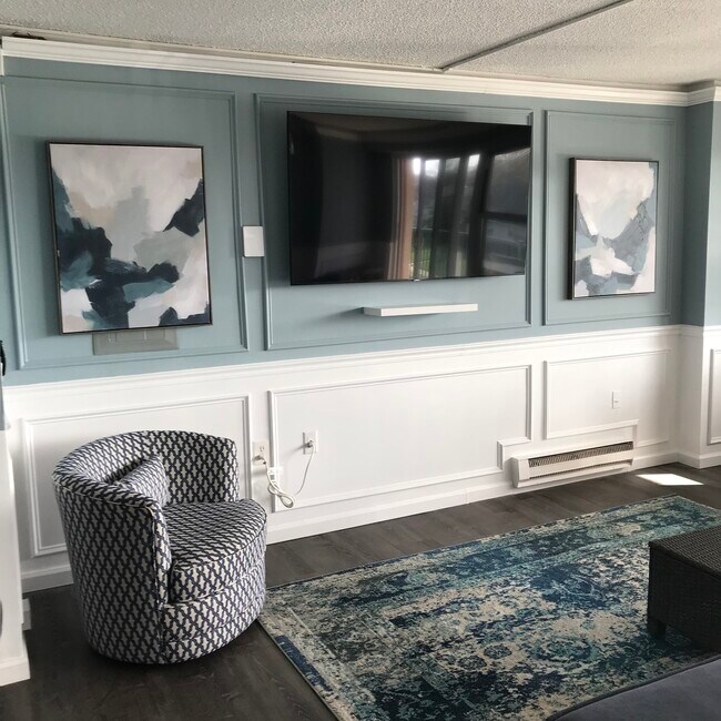 Sala de estar de concepto abierto. ¡Dos televisores instalados y listos para usar! - 480 Ocean Ave