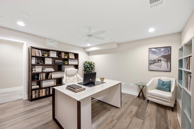 Foto del edificio - 4374 Paxton Pl