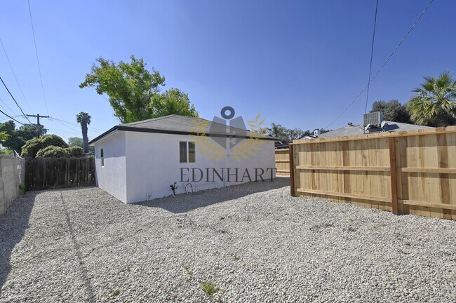 Building Photo - 1584 N Carruth Ave