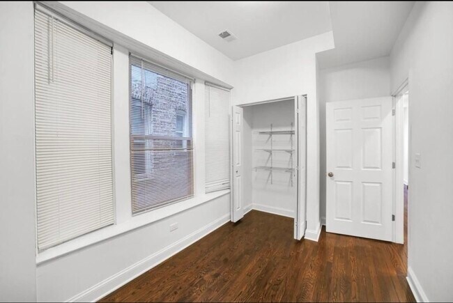 Foto del edificio - 4218 S Indiana Ave