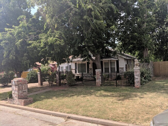 Building Photo - 506 E Springer Ave