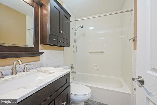 Foto del edificio - 1025 Oaklyn Ct