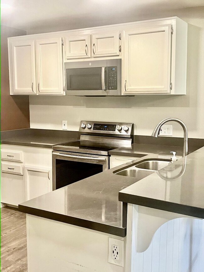 Building Photo - Luxury Rental in Mission Valley