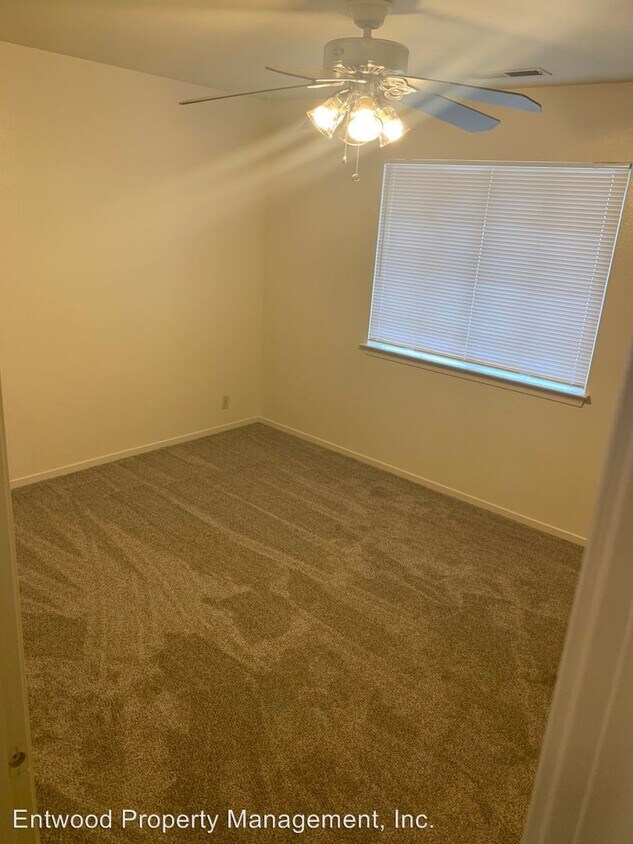 Foto del edificio - 1265 N Cedar St