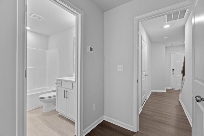 Foto del edificio - Gorgeous New Construction! Updated Kitchen...