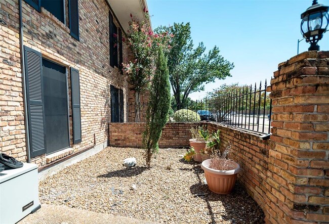 Building Photo - 6311 Fondren Rd