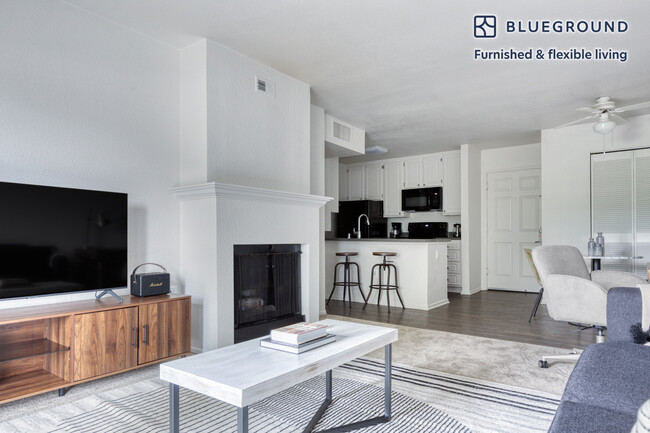 Foto del edificio - 3694 Barham Blvd