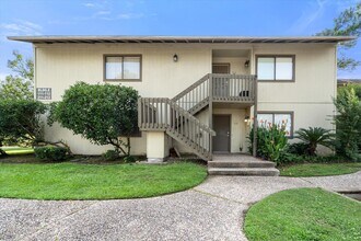 Building Photo - 15919 Golf Club Dr