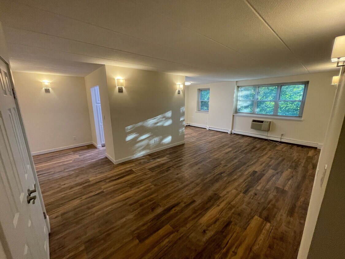 Living room showing kitchen - 27 Northill St
