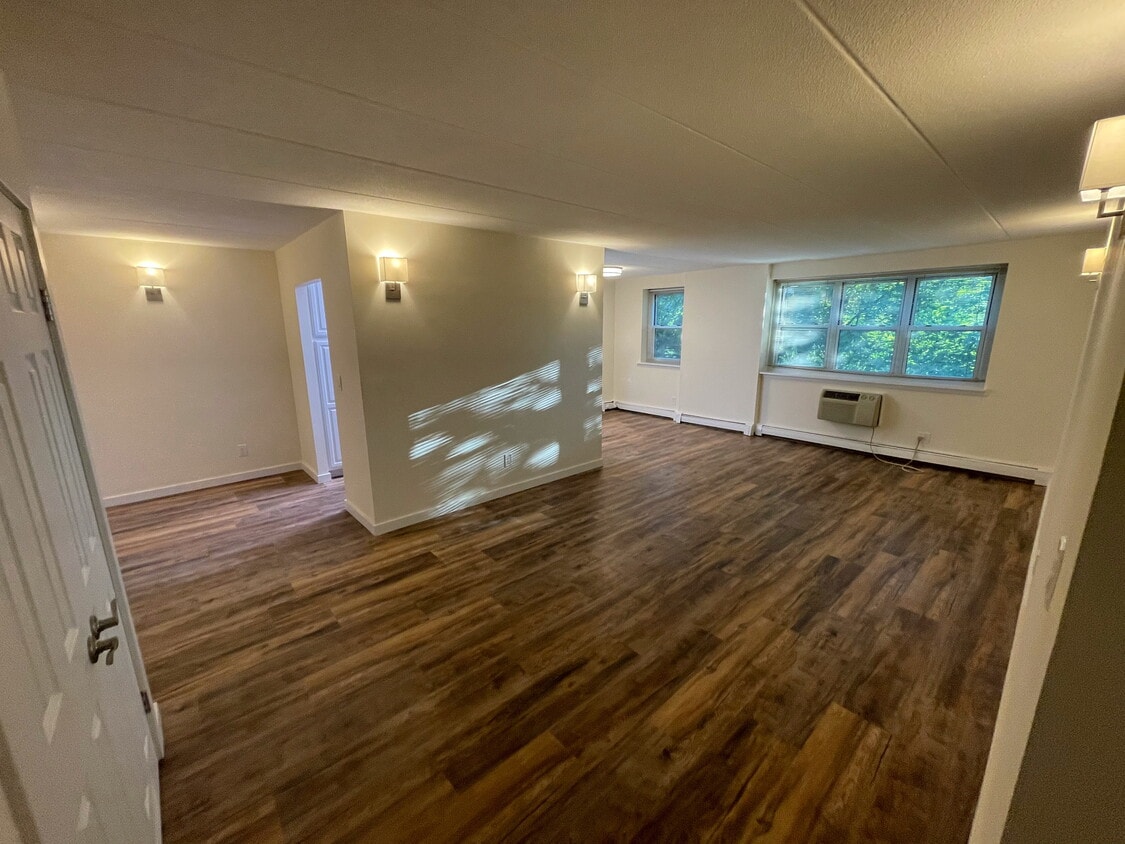 Living room showing kitchen - 27 Northill St