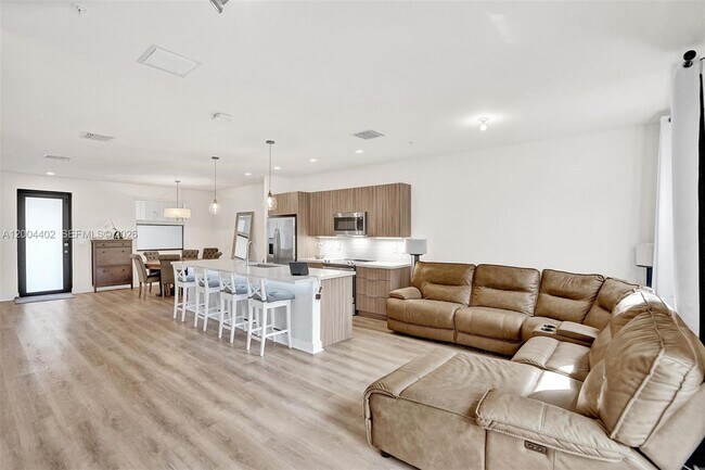 Foto del edificio - 10437 NW 82nd St