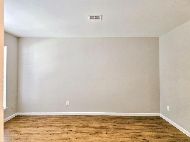 Foto del edificio - 5922 Densmore Dr