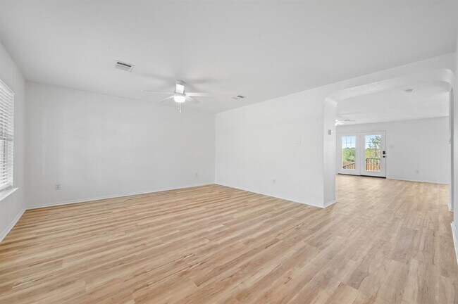 Foto del edificio - 2412 Regal Park Ln