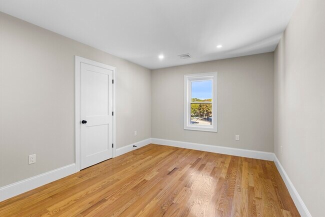 Building Photo - 31 Woodale Ave