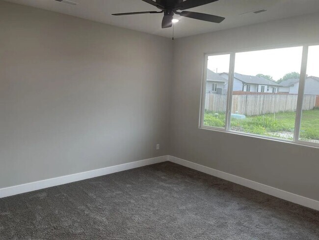 Foto del edificio - Single family slab home with three car garage. This home is 4 bedrooms, three bathrooms open floo...