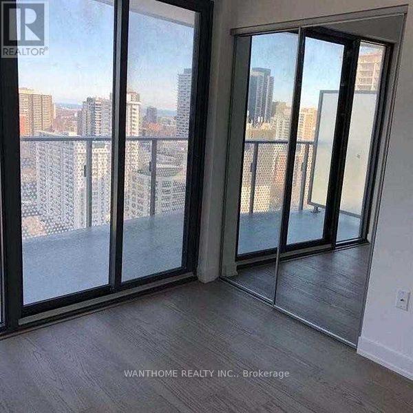 Photo du bâtiment - 11 Wellesley St W