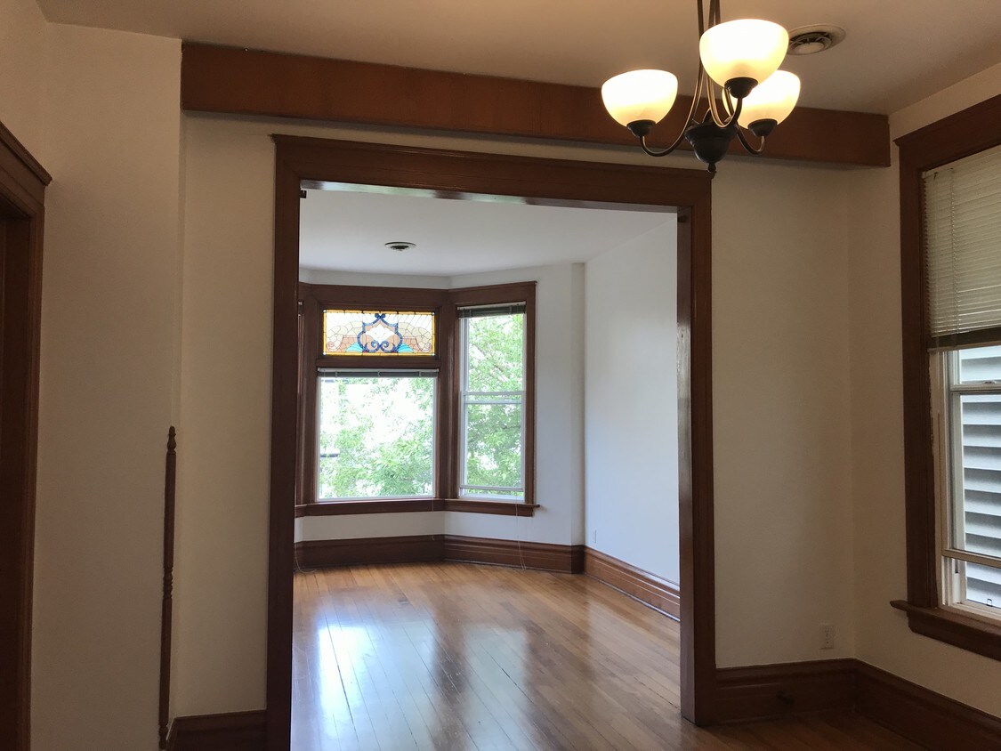 Living/Dining - 1943 W Belle Plaine Ave