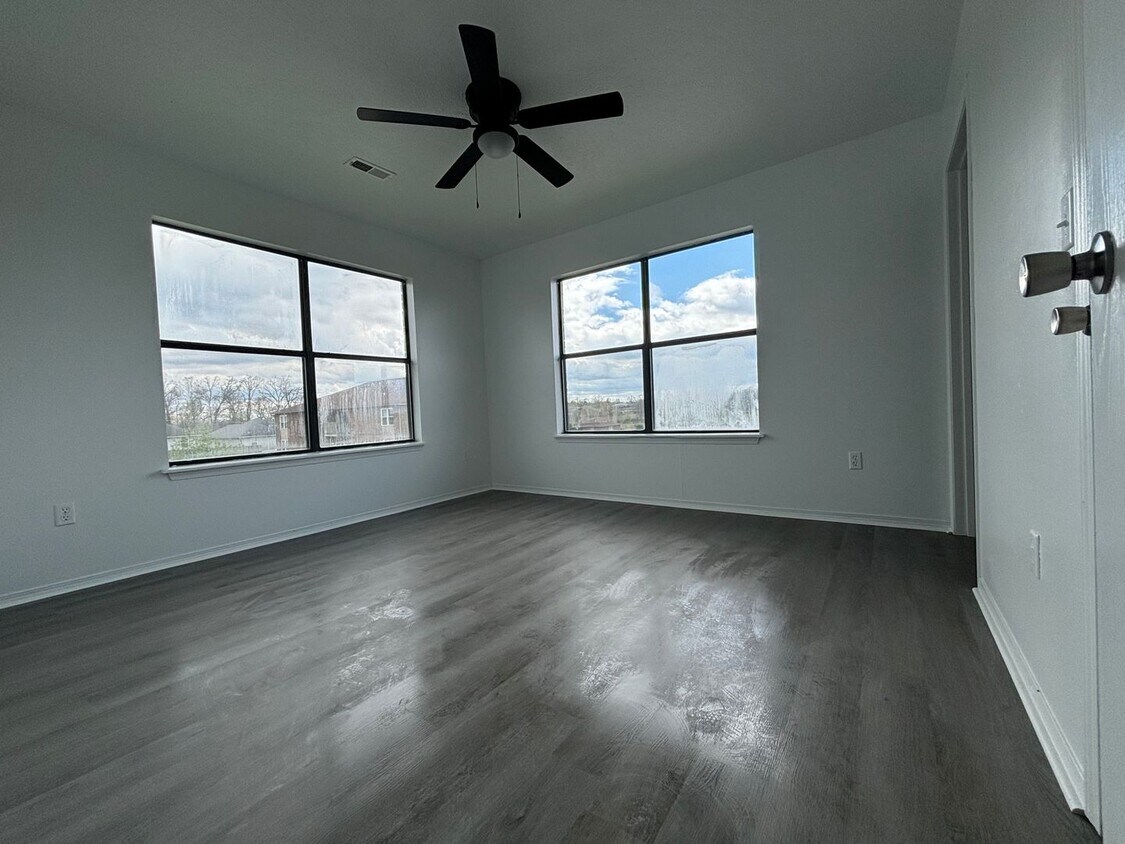 Foto principal - Remodeled 2 bedroom 2 full bathroom availa...