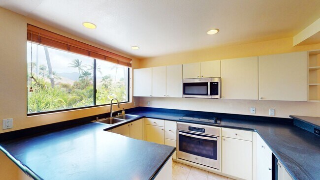 Building Photo - Stunning 2 Bed, 2.5 Bath with Ocean Views ...