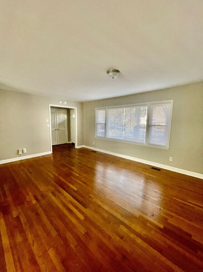 Building Photo - Must see This 4 Bedroom 2 Bath Tri Level Home. Located Close to Sugar Creek Rd and N. Tryon St