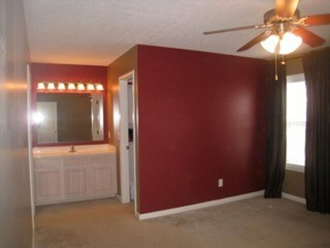 Foto del edificio - 3 Bedroom 2 Bath home with 2-car garage