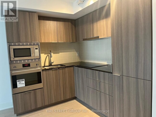 Building Photo - 955 Bay St.