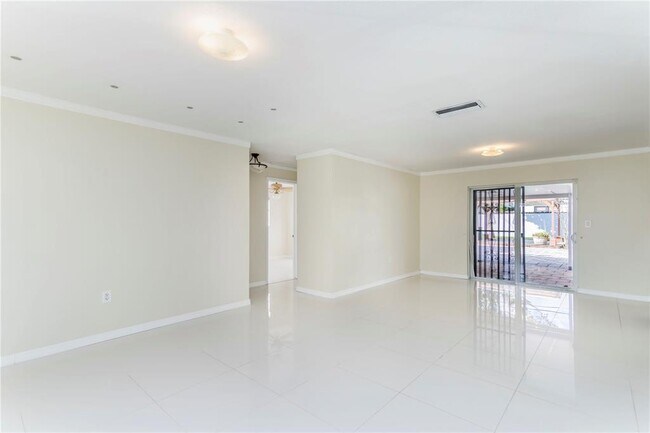 Foto del edificio - 6413 SW 25th St