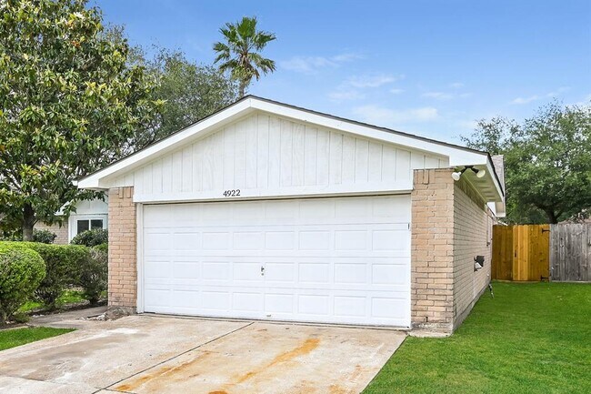 Building Photo - 4922 Crestway Dr