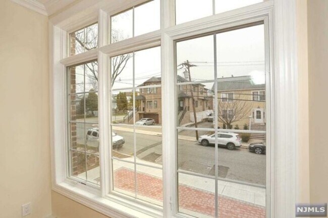 Building Photo - 1613 Maple St