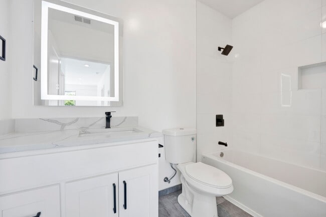 Building Photo - 4350 W Lawrence Ave