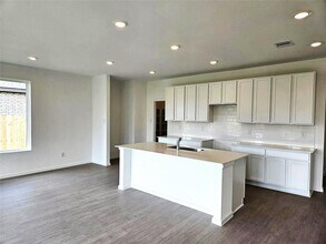 Building Photo - 6818 Yellow Jessamine Ln