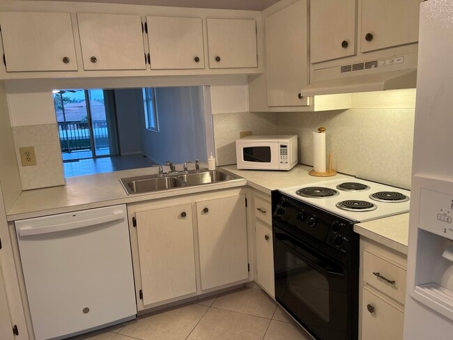 Building Photo - 931 Gardenia Dr