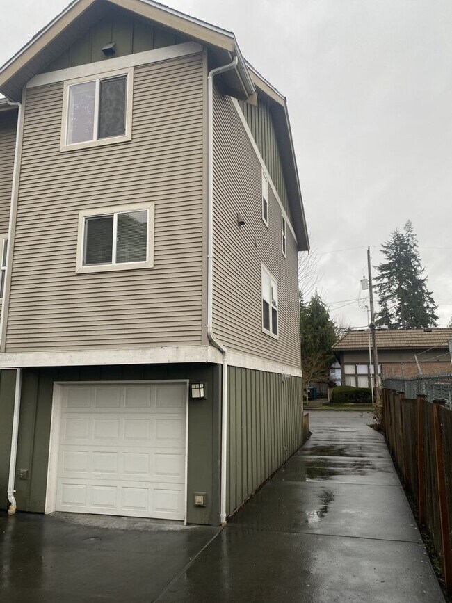 Foto del edificio - LIKE NEW three bedroom with fantastic updates, one car garage and private newly fenced front patio!