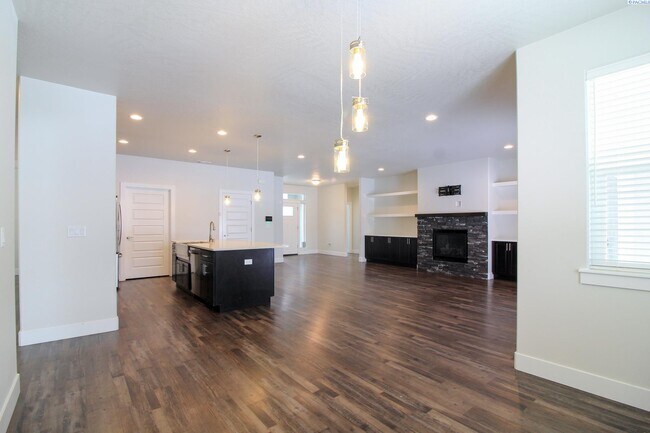 Building Photo - 4 Bed/2 Bath Home in Richland