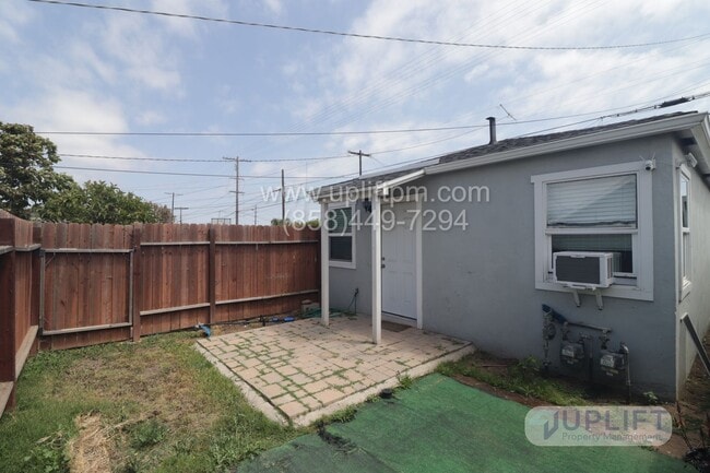 Building Photo - Logan Ave (3123)