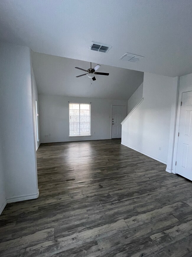 Comedores/Salones - 5014 Meandering Ln