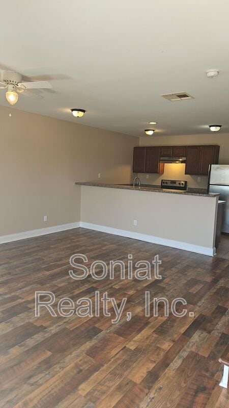 Building Photo - 2251 W Robert E Lee Blvd