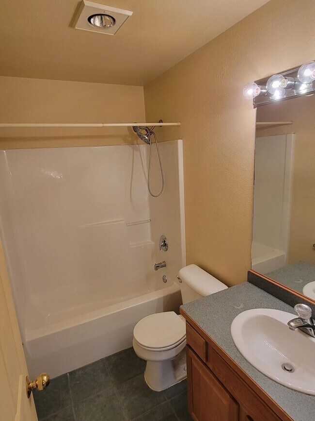 Foto del edificio - 3 Bedroom, 2.5 Bathroom Townhouse: Month- Month Lease