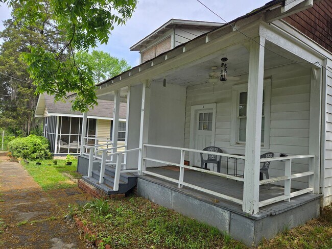 Foto del edificio - FOR RENT with a Riverview!