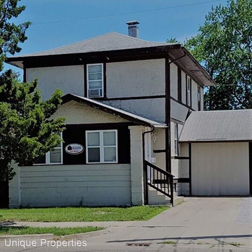 5 br, 3 bath House 1705 9th Street House Rental in Charleston, IL