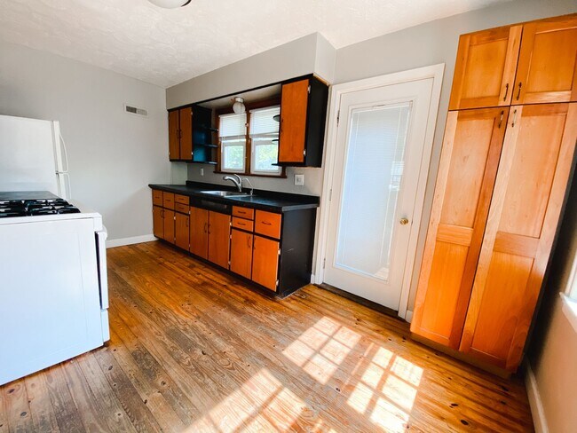 Building Photo - Two bedroom House W/ Finished Basement, Ga...