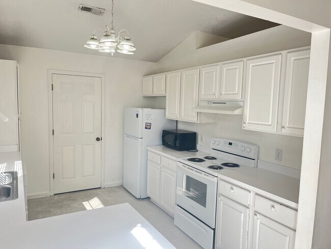 Foto del edificio - Pet Friendly 3 Bedroom, 2 Bath Duplex in College Park Available Soon!